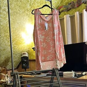 NWT LuLaRoe Kristina Tank 2X. From a non smoking/pet friendly home.